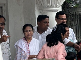 কোচবিহারের মদনমোহন মন্দিরে পুজো দিলেন মমতা! নতুন সাংসদকে কী পরামর্শ মুখ্যমন্ত্রীর? কোচবিহারের মদনমোহন মন্দিরে পুজো দিলেন মমতা! নতুন সাংসদকে কী পরামর্শ মুখ্যমন্ত্রীর?