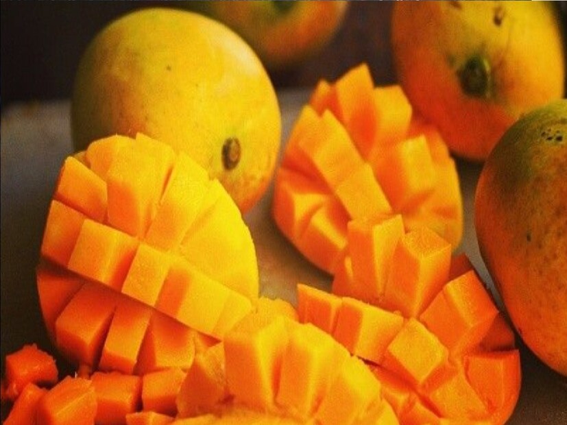 *চোখের নিচের কালি এবং ফোলা ভাব সহজেই দূর হবে। মুখে ফেসপ্যাক মাখার আগে মাইল্ড কোনও ফেসওয়াশ দিয়ে পুরো মুখ ভাল করে ধুয়ে নিতে হবে। মুখের কোথাও যেন ধুলো-বালি, তেল-ময়লা কিংবা মেকআপ লেগে না থাকে। তারপর ব্রাশ দিয়ে পুরো মুখে আমের খোসা দিয়ে বানানো প্যাক মেখে ফেলুন। ১০-১৫ মিনিট রেখে দিন। তারপর হালকা গরম জলে মুখ ধুয়ে ফেলুন। তোয়ালে দিয়ে মুখ মুছে নিয়ে ত্বকের ধরন বুঝে ভাল কোনও ময়েশ্চারাইজার মেখে নিন। সংগৃহীত ছবি।