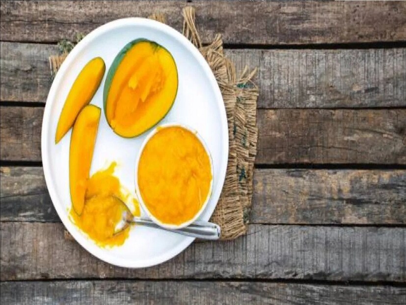 *বিউটি এক্সপার্ট প্রিয়াঙ্কা দাস জানান, বয়সের ছাপ ত্বকের ওপর কেউই পড়তে দিতে চায় না। এ ক্ষেত্রে পাকা আম বা কাঁচা আম দুটোই ভীষণ উপকারী। বাড়িতে পাকা আম থাকলে আপনি এই ফেসপ্যাকটি সহজেই তৈরি করে নিতে পারবেন। সংগৃহীত ছবি। 