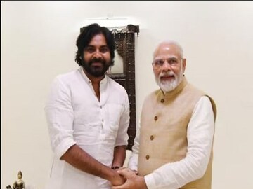 নরেন্দ্র মোদির সঙ্গে জননেতা পার্টির প্রধান পবন কল্যাণ৷ 