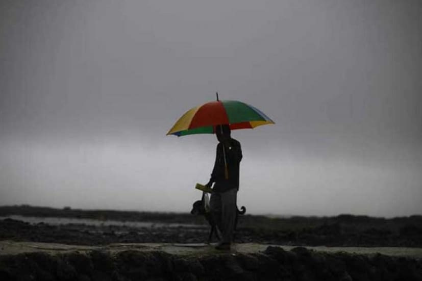 দক্ষিণবঙ্গে শুরু প্রাক বর্ষার বৃষ্টি। কয়েক পশলা বৃষ্টিতে ইতিমধ্যেই ভিজেছে কলকাতা। আজ, শুক্রবার ও আগামিকাল, শনিবারের মধ্যেই মৌসুমী বায়ু ঢুকবে গাঙ্গেয় পশ্চিমবঙ্গে ৷ এমনটাই ইঙ্গিত আলিপুর আবহাওয়া দফতরের। 