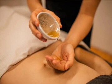 রোজ নাভিতে লাগান এই তেল, সামান্য মালিশই বদলে দেবে জীবন! ঝলমলে যৌবন