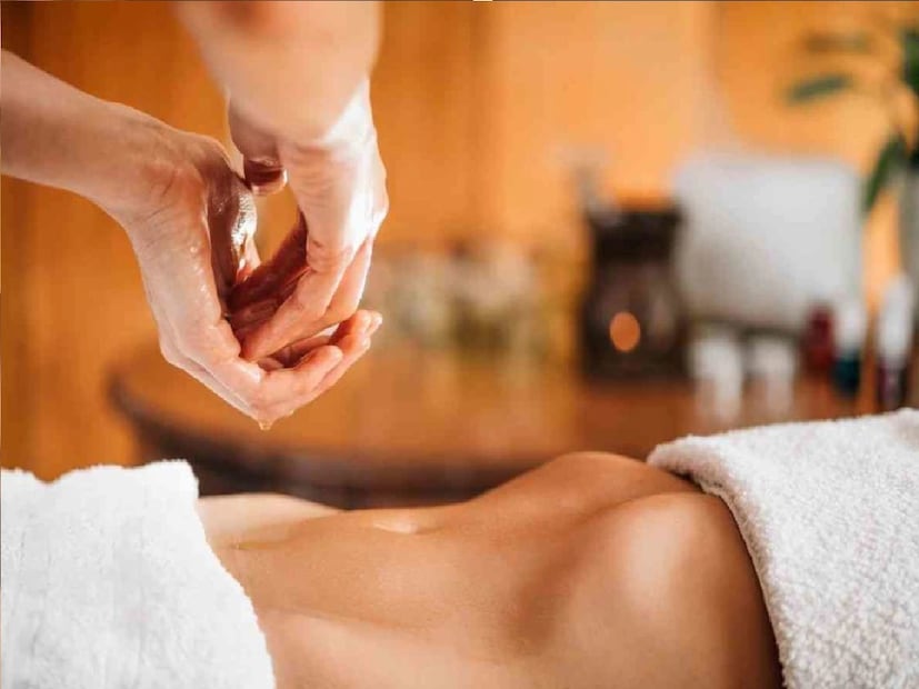 *প্রচলিত ধারণা বলছে, নাভিতে তেল দিলে রাতে ঘুম ভাল হয়। আসলে নাভিতে তেল দেওয়ার এই অভ্যাস কর্টিজ়ল হরমোনের ক্ষরণ নিয়ন্ত্রণে রাখতে সাহায্য করে। তাই অনিদ্রাজনিত সমস্যা অনেকটা বশে থাকে। সংগৃহীত ছবি।