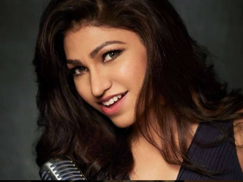 তুলসী বলিউড প্রযোজক ভূষণ কুমারের বোন। তাঁর বাবা ছিলেন প্রয়াত গায়ক এবং টি-সিরিজের মালিক গুলশান কুমার দুয়া। ১৯৮৬ সালে ১৫ মার্চ জন্ম নেন তুলসী।  ব্যবসায়ী হিতেশ রালহানকে বিয়ে করেন তিনি। ২০০৯ সালে লাভ হো যায় অ্যালবামের মাধ্যমে সঙ্গীত জগতে তাঁর আত্মপ্রকাশ হয়।