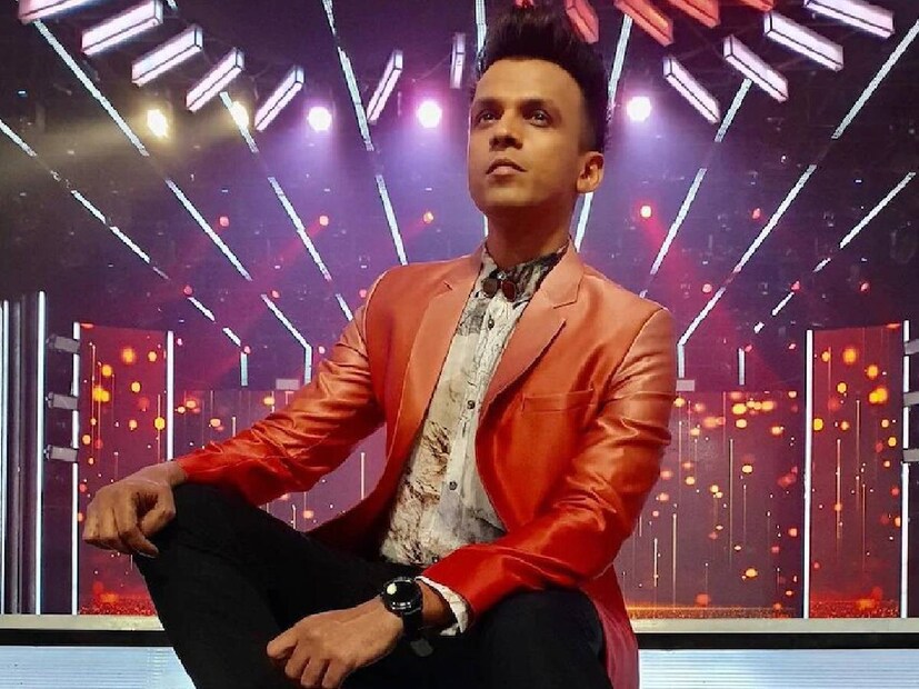 এক সাক্ষাৎকারে অভিজিৎ জানান, স্টেজ শো এবং লাইভ শো তাঁর আয়ের সবচেয়ে বড় উৎস। তাঁর গান বা পূর্ববর্তী অ্যালবাম থেকে যে রয়্যালটি পান, তা একটি ছোট অংশ।