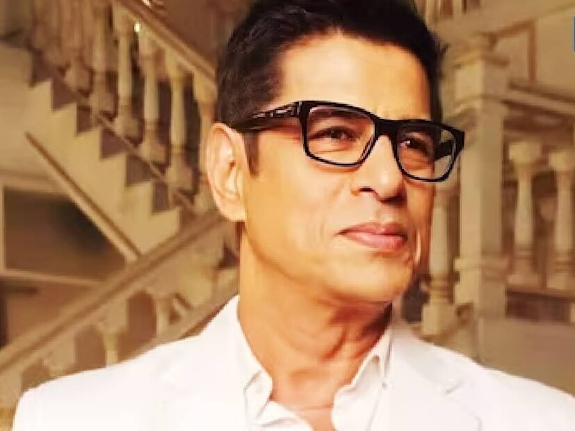 সুদেশ বলেছিলেন, &quot;আমি শাহরুখ খান, অক্ষয় কুমার, অজয় ​​দেবগন এবং আরও অনেক অভিনেতার সঙ্গে কাজ করেছি।  কিন্তু আমি মনে করি জীবনের প্রতি আমার দৃষ্টিভঙ্গি একটি কচ্ছপের মতো। শাহরুখ খরগোশের মতো ছুটে গিয়ে বিপুল সাফল্য অর্জন করেছিলেন। কিন্তু আজ আমার কাছে যা আছে, তাতেই আমি খুশি। 'ডর'-এর প্রযোজকরা আমাকে শাহরুখ যে চরিত্রটি করেন, তাতে কাস্ট করতে চেয়েছিলেন, কিন্তু কিছু কারণে আমি ছবিটি করতে পারিনি। . আমি নিয়তিতে দৃঢ় বিশ্বাসী এবং আমি মনে করি শুধুমাত্র ঈশ্বরই আপনার জীবন পরিকল্পনা করতে পারেন।&quot;