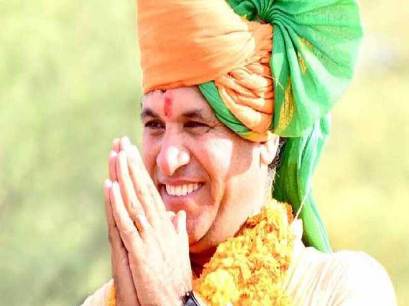 কৈলাশ চৌধুরী: কেন্দ্র রাজস্থানের বারমের৷ কৃষি ও কৃষক কল্যাণ প্রতিমন্ত্রী, কৈলাশ চৌধুরী প্রায় ৪ লক্ষ ৪৮ হাজার ভোটে হেরেছেন কংগ্রেসের বিজয়ী প্রার্থী উম্মেদা রাম বেনিওয়ালের কাছে। ওই কেন্দ্রে তৃতীয় স্থানে নেমে এসেছেন বিজেপির প্রাক্তন কেন্দ্রীয় মন্ত্রী৷