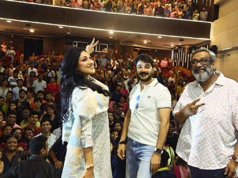 কৌশিক গঙ্গোপাধ্যায় পরিচালিত ছবিটি ইতিমধ্যেই দর্শকদের মন জয় করেছে। আরও একার পর্দায় জাদুকাঠি ছুঁইয়েছে প্রসেনজিৎ-ঋতুপর্ণা জুটির রসায়ন।