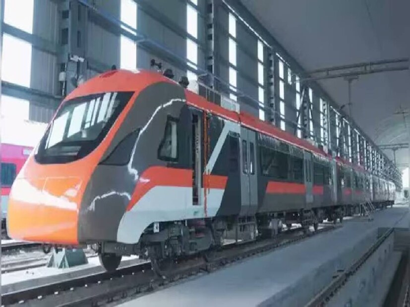 এর অর্থ, আগামী ২ মাসের মধ্যে ট্র্যাকে নামছে স্লিপার বন্দেভারত। স্লিপার বন্দে ভারত-এর কনসেপ্ট ছবিও প্রকাশিত হয়েছে ইতিমধ্যেই।