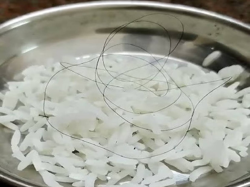 হিন্দু শাস্ত্র অনুসারে, আপনি খেতে বসলে আপনার পাতে যদি বার বার চুল পড়ে, তাহলে তা পিতৃ দোষের কারণে হতে পারে।