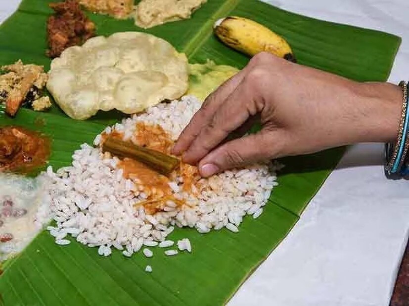 চুল প্রধানত একজন ব্যক্তির জীবনীশক্তির সাথে সম্পর্কিত। আপনি যদি প্রায়শই আপনার খাবারে চুল খুঁজে পান তবে বুঝতে হবে কোথাও তা আপনার জীবনীশক্তিকে প্রভাবিত করছে। খাবারে বারবার চুল দেখা দিলে তা শক্তির প্রবাহে বাধা সৃষ্টি করে এবং জীবনীশক্তিকে ব্যাহত করে বলে মনে করা হয়। তাই তার দ্রুত সমাধান করা প্রয়োজন।