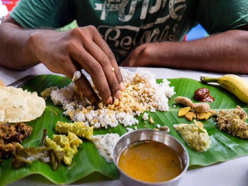 জ্যোতিষশাস্ত্র অনুসারে,  খাবারে ঘন ঘন চুল পড়া জীবনের নেতিবাচকতার ইঙ্গিত দেয়। এ থেকে অনুমান করা যায় কিছু নেতিবাচক শক্তি আপনার চারপাশে রয়েছে। এমতাবস্থায়, আপনাকে অবশ্যই আপনার চিন্তা ও কর্মকে শুদ্ধ করতে হবে।
