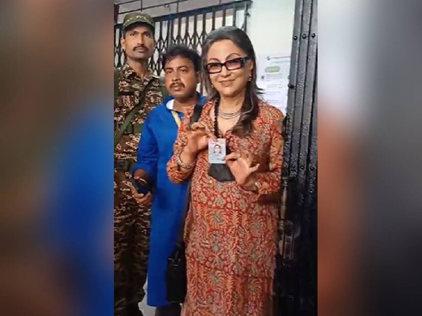রাজডাঙ্গার আর এন সিং মেমোরিয়াল হাই স্কুলে ভোট দিলেন অভিনেত্রী-পরিচালক অপর্ণা সেন।
