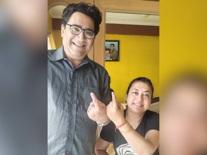 স্বামী মৃগাঙ্ক বন্দ্যোপাধ্যায়ের সঙ্গে প্রিন্স আনোয়ার শাহ রোডের কেআইটি মার্কেটে ভোট দিয়ে গণতান্ত্রিক অধিকার প্রয়োগ করলেন অভিনেত্রী, তৃণমূলের প্রার্থী শতাব্দী রায়।
