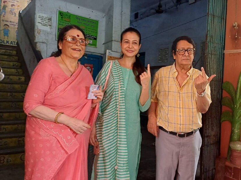 টালিগঞ্জের বাঙ্গুর স্কুলে বাবা রঞ্জিত মল্লিক ও মা দীপা মল্লিককে নিয়ে ভোট দিলেন অভিনেত্রী কোয়েল মল্লিক।