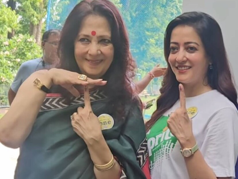 রাইমা সেনকে নিয়ে বালিগঞ্জে ডেভিড হেয়ার ট্রেনিং স্কুলে ভোট দিলে মুনমুন সেন।