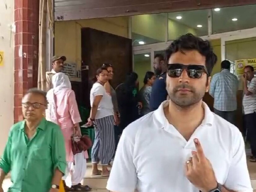 সল্টলেকে বাবা ফাল্গুনী চট্টোপাধ্যায়ের সঙ্গে ভোট দিলেন অভিনেতা আবির চট্টোপাধ্যায়।