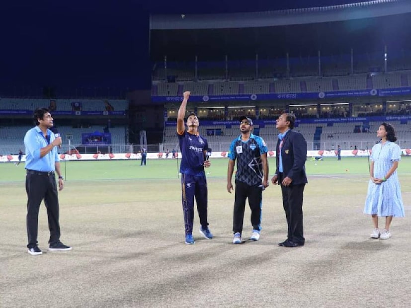 ইডেনের ক্লাব হাউস গ্যালারিতে উপস্থিত ছিলেন আটখানা দলের ছেলে এবং মেয়েদের সমস্ত ক্রিকেটার। আইপিএলের মতোই টুর্নামেন্টের শুরুতে সব দলের অধিনায়ক এবং ক্রিকেটারদের নিয়ে আসা হয় মাঠে।