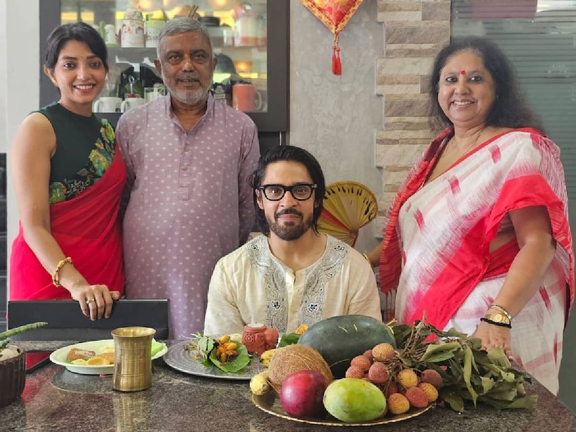 এবার কী ছিল গৌরব-দেবলীনার পাতে? কাঠের থালা-বাটিতে মেয়ে-জামাইকে খাবার সাজিয়ে দিয়েছেন শাশুড়ি।