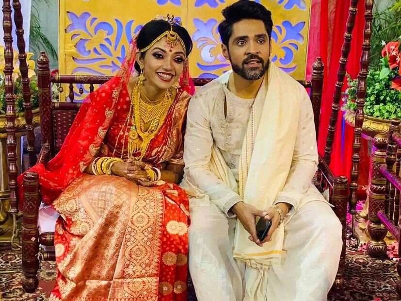 এথানেই শেষ নয়। শেষপাতে ছিল মিষ্টি দই এবং নানাবিধ রসের মিষ্টি। ফল-মিষ্টি-জলের পর এই এলাহি মেনু ছিল কুমার পরিবারের জামাইষষ্ঠীতে।