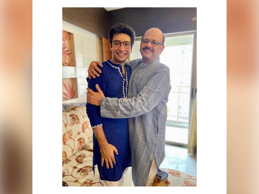 পাখার হাওয়া করে জামাই-আদর শুরু করেন শ্বশুরমশাই। পঞ্চব্যাঞ্জনে সাজানো হয়েছে রুপোর থালা। ছোট্ট ধীরের উৎসাহ ছিল দেখার মতো। যা ছবিতে স্পষ্ট ধরা পড়েছে। সবুজ পাঞ্জাবীতে সেজেগুজে মামাবাড়িতে এসেছে ছোট্ট ধীর।