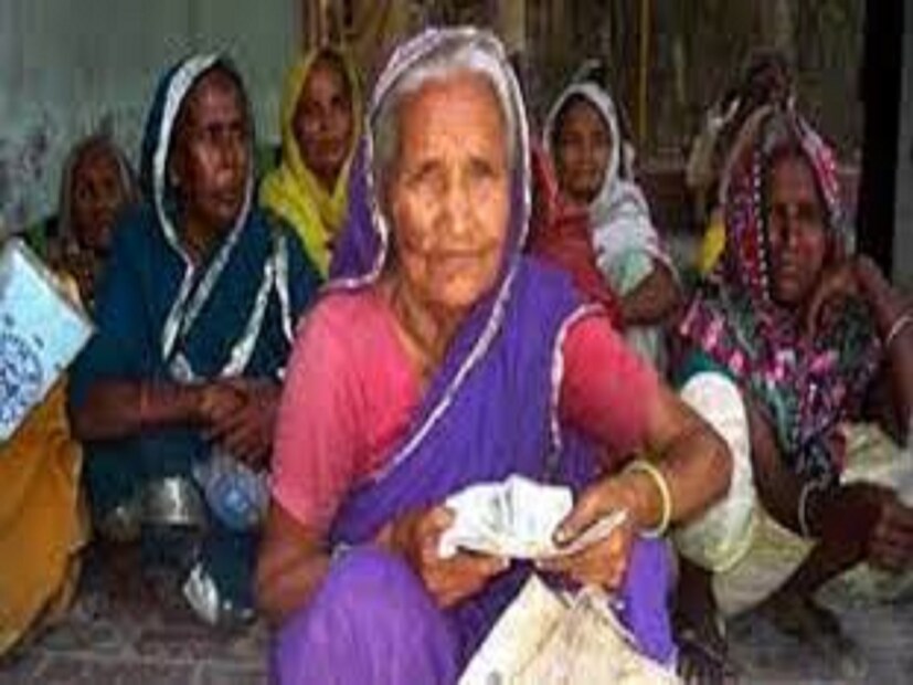 রাজ্য সরকারের তরফ থেকে নতুন যে ঘোষণা হল বার্ধক্য ভাতা নিয়ে। এই প্রকল্পের আওতায় ৬০ বছরের বেশি বয়সী রাজ্যের বাসিন্দাদের প্রতিমাসে এক হাজার টাকা করে আর্থিক সাহায্য দেওয়া হয়।