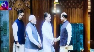 প্রধানমন্ত্রী নরেন্দ্র মোদির সঙ্গে ওম বিড়লাকে শুভেচ্ছা জানালেন বিরোধী দলনেতা রাহুল গান্ধিও৷ 