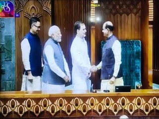 প্রধানমন্ত্রী নরেন্দ্র মোদির সঙ্গে ওম বিড়লাকে শুভেচ্ছা জানালেন বিরোধী দলনেতা রাহুল গান্ধিও৷ 