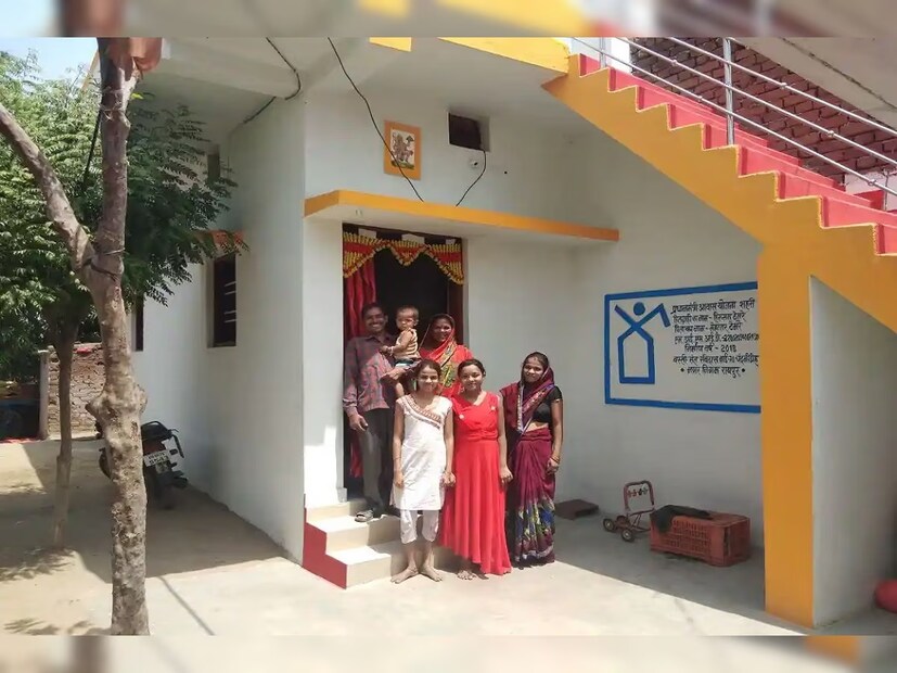 ২০১৫ সালে শুরু হয়েছিল প্রধানমন্ত্রী আবাস যোজনা স্কিম। এই স্কিমের আওতায় শহর এবং গ্রামের যে সব দরিদ্র মানুষের নিজস্ব বাড়ি নেই, তাঁদের মাথার উপর ছাদের ব্যবস্থা করে দেয় কেন্দ্র সরকার। গত ১০ বছরে ৪.২১ কোটি বাড়ি তৈরি করা হয়েছে। যদি কারও নিজস্ব বাড়ি না থাকে এবং স্কিমের যোগ্যতার মানদণ্ড পূরণ করেন, তাহলে তিনি প্রধানমন্ত্রী আবাস যোজনায় আবেদন করতে পারেন।