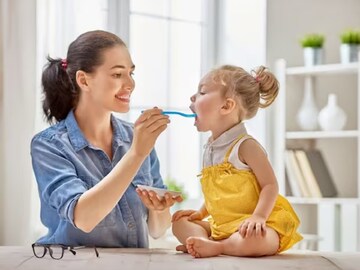 বাচ্চাকে খাওয়াতে গিয়ে নাজেহাল! এই পাঁচ টিপস মাথায় রাখলেই কেল্লাফতে