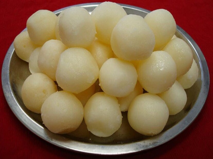 রসগোল্লা তো আমরা সবাই কম বেশি খেতে ভালবাসি। রসগোল্লা নিয়ে উৎসাহও কিছু কম নয়। জিআই ট্যাগ বিশিষ্ট এই মিষ্টি পাতে পড়লে মুখে না তুলে থাকা মুশকিল। শুধু স্বাদেই নয়, রসগোল্লা গোল দেয় তার খাদ্য গুণের নিরিখেও। 