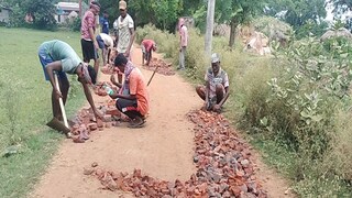 গ্রামবাসীদের উদ্যোগে তৈরি হচ্ছে রাস্তা গ্রামবাসীদের উদ্যোগে তৈরি হচ্ছে রাস্তা
