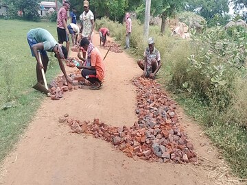 গ্রামবাসীদের উদ্যোগে তৈরি হচ্ছে রাস্তা