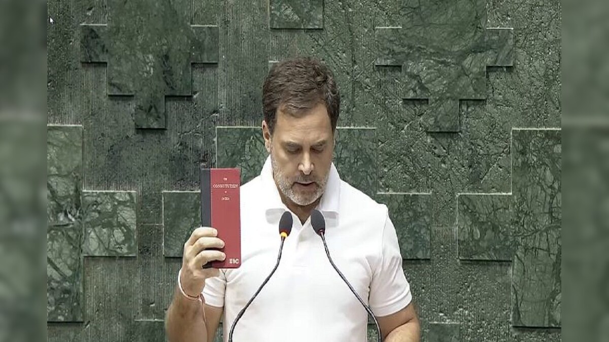 Rahul Gandhi: সাদা টি শার্ট, হাতে সংবিধান! শপথ নিয়ে রাহুল বললেন... Rahul  Gandhi takes oath as member of parliament with constitution in hand –  News18 বাংলা