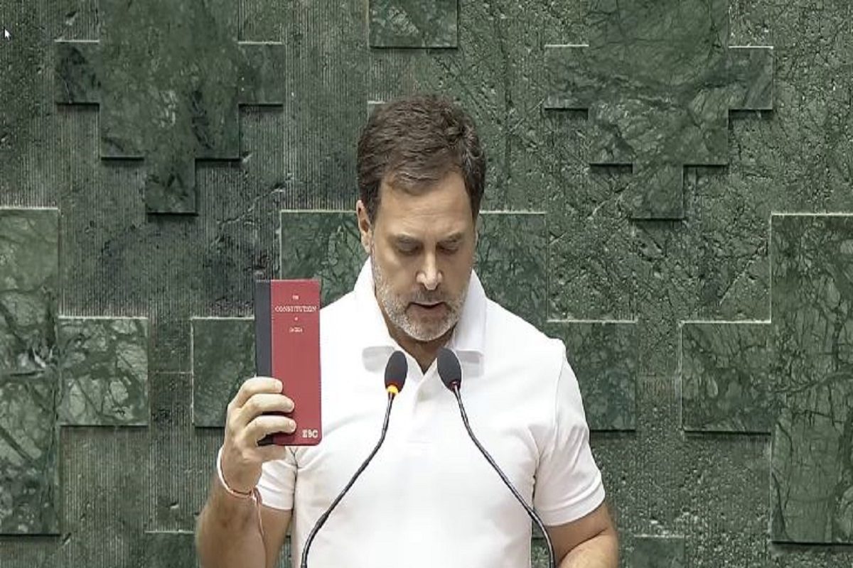 Rahul Gandhi: সাদা টি শার্ট, হাতে সংবিধান! শপথ নিয়ে রাহুল বললেন... Rahul Gandhi takes oath as member of parliament with constitution in hand – News18 বাংলা