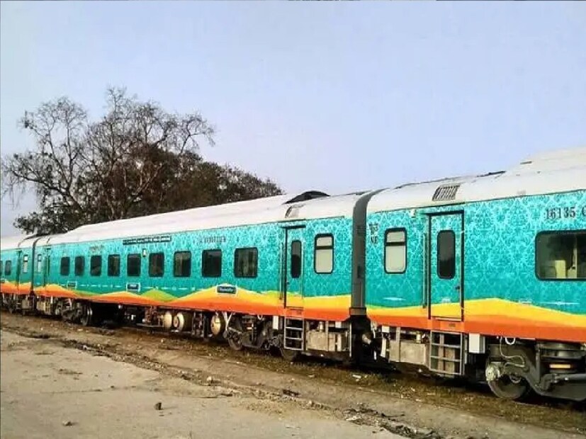 পূর্ব রেলের মুখ্য জনসংযোগ আধিকারিক কৌশিক মিত্র জানিয়েছেন, এই সুযোগ মিস করবেন না। আপনার পুজোর ট্রিপের জন্য এখনই টিকিট বুক করুন এবং নিশ্চিন্তে যাত্রা করুন।