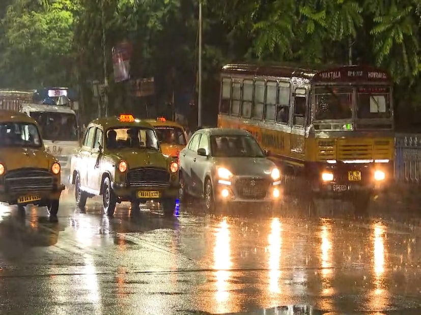 *কলকাতায় আংশিক মেঘলা আকাশ। তাপমাত্রা বাড়বে, গরম আর আর্দ্রতাজনিত অস্বস্তিতে নাজেহাল। সকাল থেকে আর্দ্রতাজনিত অস্বস্তি। বেলা যত বাড়বে ততই অস্বস্তি বাড়বে পাল্লা দিয়ে। উইকেন্ডে অস্বস্তি চরমে উঠবে। রাতে স্থানীয় বর্জ্রগর্ভ মেঘ থেকে বজ্রবিদ্যুৎ-সহ হালকা থেকে মাঝারি বৃষ্টির সামান্য সম্ভাবনা। ফাইল ছবি। 