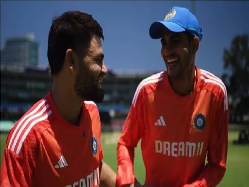 টিম ইন্ডিয়ার তরুণ ক্রিকেটারদের মধ্যে তিনিই হয়তো সব থেকে জনপ্রিয়। ইতিমধ্যে ভারতীয় দলের জায়গা করে নিয়েছেন। এমনকী সম্প্রতি ক্যাপ্টেন হিসেবে জিম্বাবোয়ের বিরুদ্ধে সিরিজ জিতেছেন শুভমান গিল। পরবর্তী বিরাট কোহলি হওয়ার যোগ্যতা তাঁর আছে বলেই মনে করেন অনেকে।