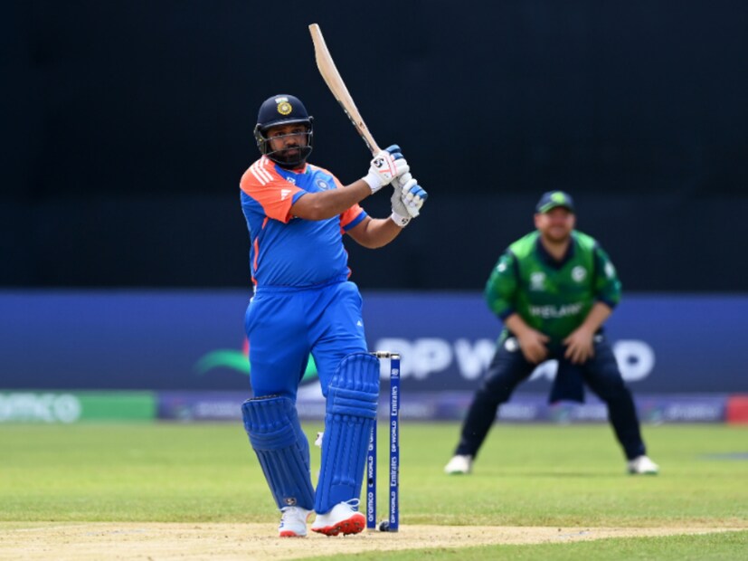 জানা গিয়েছে, এদিন রোহিত শর্মা আঙুলে চোট পেয়েছেন। তার পরই তিনি গ্লাভস খুলে ব্যথায় কাতরাতে থাকেন। সঙ্গে সঙ্গে দলের মেডিকেল টিম রোহিতের চোটের জায়গার সুশ্রুষা শুরু করে দেন। 