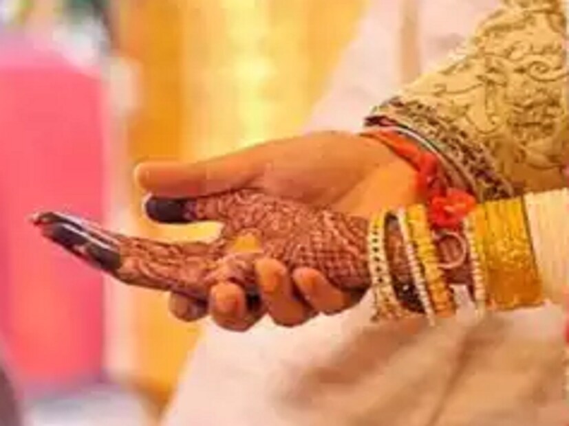 সরকারি অফিসারদের অনেকেরই দাবি, এতদিন আবেদন যাচাইয়ের কাজ চলত ধীরগতিতে। সেক্ষেত্রে আধিকারিকদের গাফিলতিও ছিল বলে অভিযোগ ওঠে। ফলে অনেকেরই টাকা বকেয়া পড়ে থাকছিল। শুধু তাই নয়, আবেদন করলেও আবার এই প্রকল্পের সুবিধা অনেকে পাননি বলেও অভিযোগ উঠেছিল। 