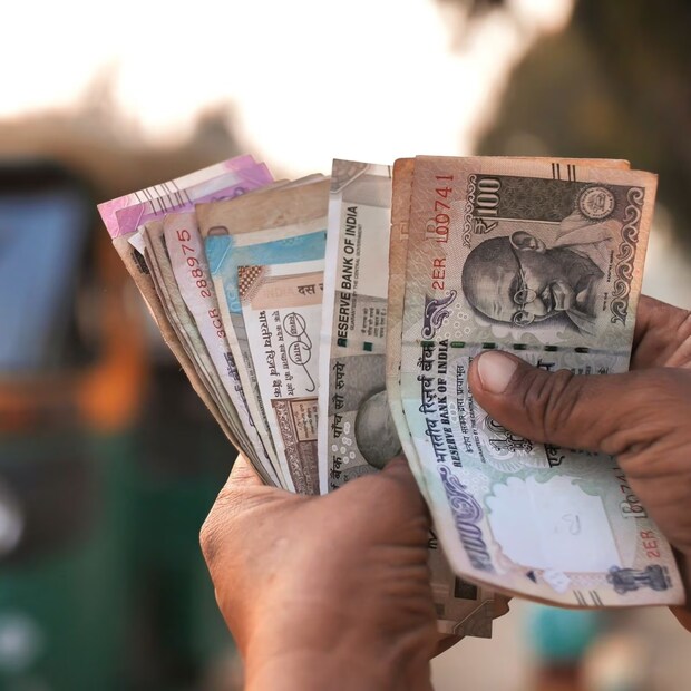 জমিতে বিঘা প্রতি এক কুইন্টাল চুন দিয়ে তারপর সেই জমিতে চিনা বাদাম চাষ করলে এর থেকে ভাল ফলন পাওয়া যায়। এই চিনা বাদাম তিন ঋতুতে চাষ করা যায়।এই চিনা বাদাম চাষের জন্য হালকা বেলে দোঁআশ মাটি বেশি উপযোগী ।