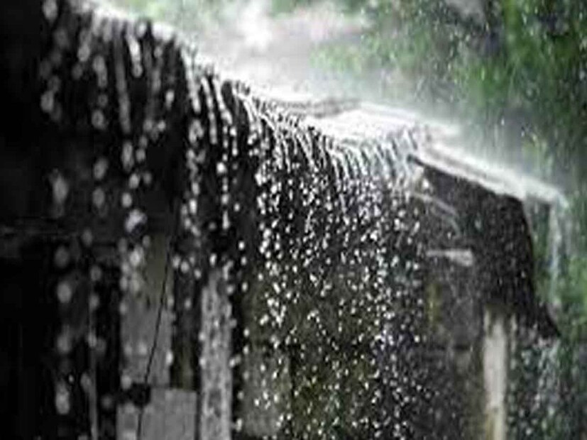 চরম গরমে প্রাণ ওষ্ঠাগত দক্ষিণবঙ্গের। চাঁদিফাটা রোদ্দুরের ইনিংস শেষ হলেও চলছে গরমের সেকেন্ড ফেজ। আদ্র অস্বস্তি, ঘাম, সবমিলিয়ে সীমাহীন হিমশিম হাল কলকাতা-সহ গোটা দক্ষিণবঙ্গবাসীর। এরই মধ্যে আবহাওয়ার বড় আপডেট দিল হাওয়া অফিস। দেখে নিন কেমন থাকবে আজকের আবহাওয়া।