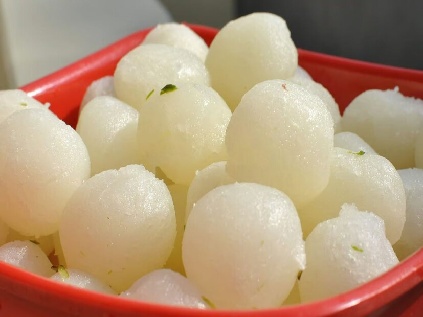 বাঙালির প্রিয় এই মিষ্টিকে গুগলে Rasgulla-ই বলা হয় যদিও। কিন্তু এই রসগোল্লাকে সংস্কৃত ভাষাতে ঠিক কী বলে তা নিয়ে ধোঁয়াশা প্রায় সকলের মনেই। কারণ সঠিক উত্তর অধিকাংশ বাঙালিরই আজও অজানা।