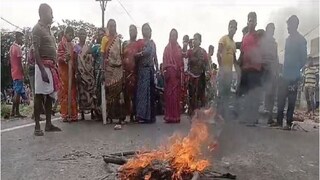 বাসন্তী হাইওয়েতে আগুন জ্বালিয়ে বিক্ষোভ৷ 