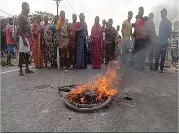 বাসন্তী হাইওয়েতে আগুন জ্বালিয়ে বিক্ষোভ৷ 