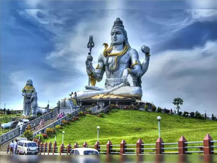 অনেকেই রয়েছেন, চার বা আট নয়, ষোলো সোমবার পালন না করা পর্যন্ত ক্ষান্ত হন না। সাধারণত অবিবাহিতদের জন্য শিবের মাস অত্যন্ত শুভ বলে মনে করা হয়। বিশ্বাস করা হয়, এই শুভ মাসে শিবের উপাসনা যেমন করা হয়, তেমনি উপযুক্ত জীবনসঙ্গী পাওয়ার ইচ্ছাপূরণ হতে পারে। শ্রাবণ সোমবার উপোস রাখলে পুজোর আচার, নিয়ম ও কী কী করণীয়, তা জেনে নিন...