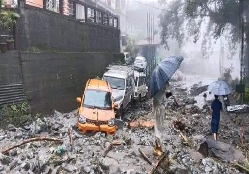 দুই গ্রামের যোগাযোগের একমাত্র ভরসা সেই বাঁশের সাঁকো ভেসে যাওয়ায় বিরাট সমস্যায় পড়েছে দু’টি গ্রামের বাসিন্দারা।