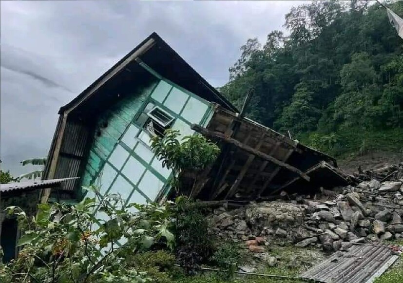 *এ দিকে, ফের ধসের বলি সিকিমে। এবারে নর্থ সিকিমের লাচুংয়ের কাছে পাখচোক গ্রামে ধসে ক্ষতিগ্রস্থ একাধিক বাড়ি। ধসে চাপা পড়ে মৃত্যু ৩ জনের। আরও অনেকের চাপা পড়ে থাকার আশঙ্কা। উদ্ধারে নেমেছে স্থানীয় বাসিন্দারা।