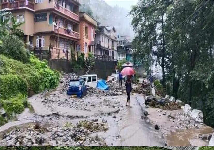 *সিকিমে বিপর্যস্ত। জলের তোড়ে ফুঁসছে একাধিক নদী। প্রবল বৃষ্টির জেরে কার্যত ভেঙে পড়েছে প্রতিবেশী রাজ্য সিকিমের যোগাযোগ ব্যবস্থা৷ সিকিমের একাধিক জেলায় ভারী বৃষ্টিপাতের জেরে ভূমিধসের ঘটনা ঘটছে কয়েকদিন ধরেই৷ ধসের জেরে ভেসে গিয়েছে যোগাযোগের জন্য গুরুত্বপূর্ণ সেতু৷ ক্ষতিগ্রস্ত শতাধিক বাড়ি, মৃত্যুও হয়েছে বেশ কয়েকজনের।  প্রতিবেদনঃ পার্থপ্রতীম সরকার ও রকি চৌধুরি। ছবিঃ পার্থপ্রতীম সরকার। 