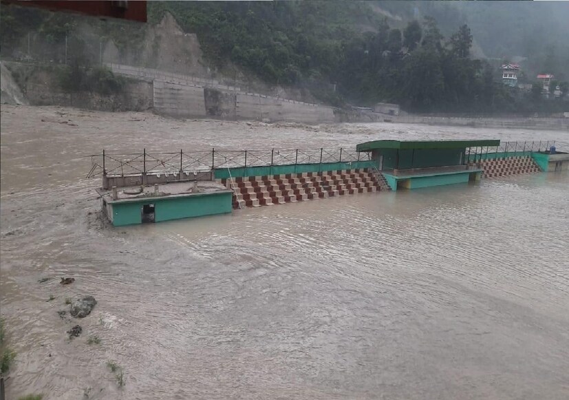 আবহাওয়ার পূর্বাভাস বলছে, নতুন করে নদীর জলস্তর বাড়বে। এমনকি প্লাবনের আশঙ্কা করা হচ্ছে! সঙ্গে পার্বত্য এলাকায় ধসের আশঙ্কা।
